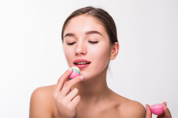 <strong>8 tuyệt chiêu chăm sóc da cho chị em văn phòng</strong>“></div>
<p>Rửa mặt là bước cơ bản nhưng vô cùng quan trọng trong quy trình chăm sóc da. Rửa mặt sẽ loại bỏ bụi bẩn, dầu thừa và lớp trang điểm đóng trên da, đồng thời mở lỗ chân lông giúp da hấp thụ dưỡng chất từ kem dưỡng tốt hơn.</p>
<p>Thay vì dùng nước lạnh, chị em nên rửa mặt bằng nước ấm để lỗ chân lông mở rộng hơn, loại bỏ sạch bã nhờn và bụi bẩn dưới da. Sau khi rửa mặt bằng nước ấm, dùng khăn mềm thấm nhẹ nhàng để lau khô. Không day mạnh vì sẽ khiến da bị kích ứng.</p>
<p>Rửa mặt bằng nước ấm vào mỗi buổi sáng và tối trước khi đi ngủ giúp da sạch sẽ, thông thoáng.</p>
<h2>2. Sử dụng bình xịt khoáng</h2>
<div class=